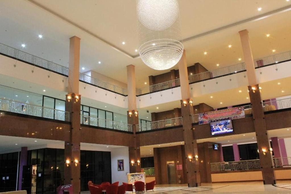 Kyriad Sadurengas Hotel Tanah Grogot Exterior foto